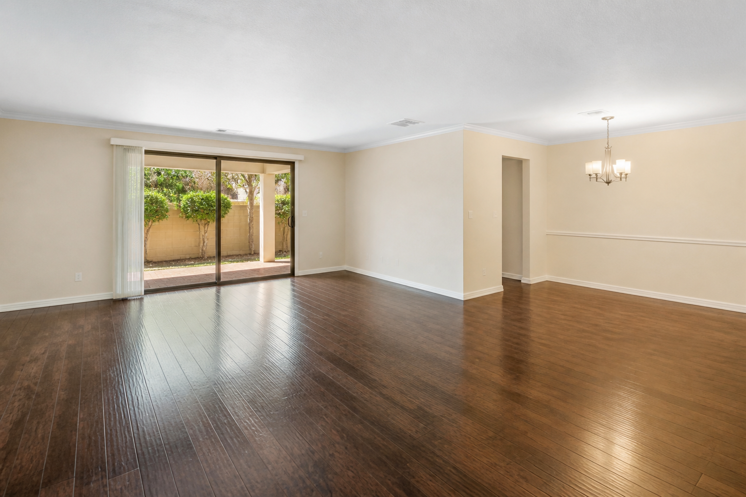 Coastal open-plan staging (before)