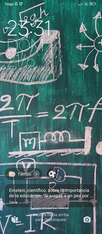 "Spanish Android lock screen with green chalkboard math wallpaper, showing 23:31 time, unlock pro...