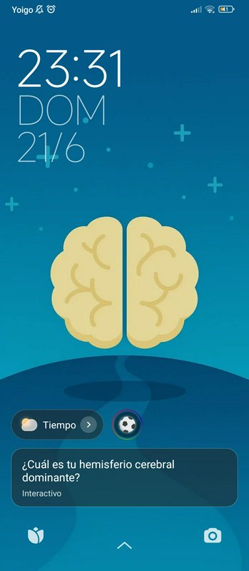 "Android lock screen displaying time, date, and an interactive Spanish quiz widget about dominant...