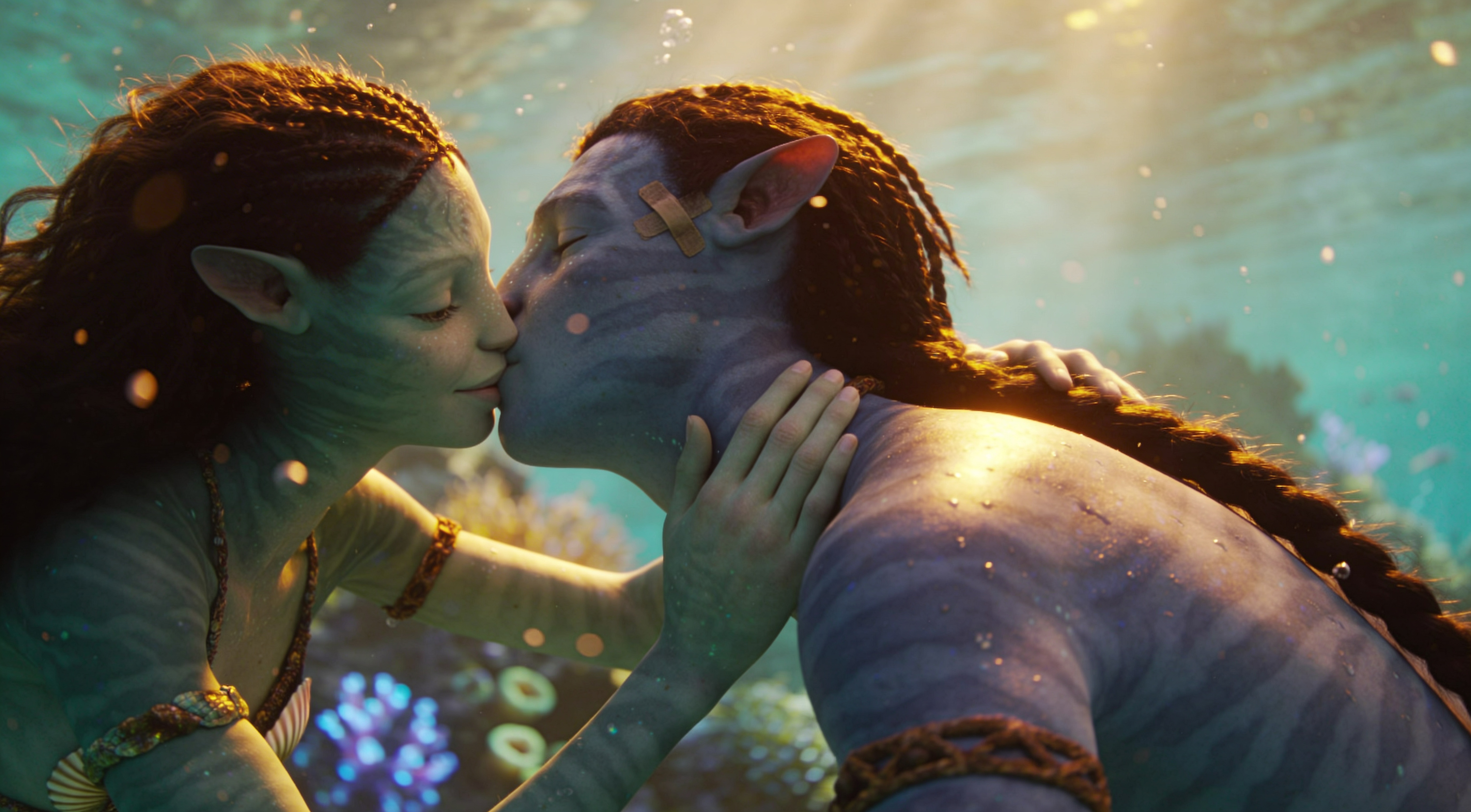 Two blue-skinned, braided humanoids kiss underwater, close embrace — AI ...