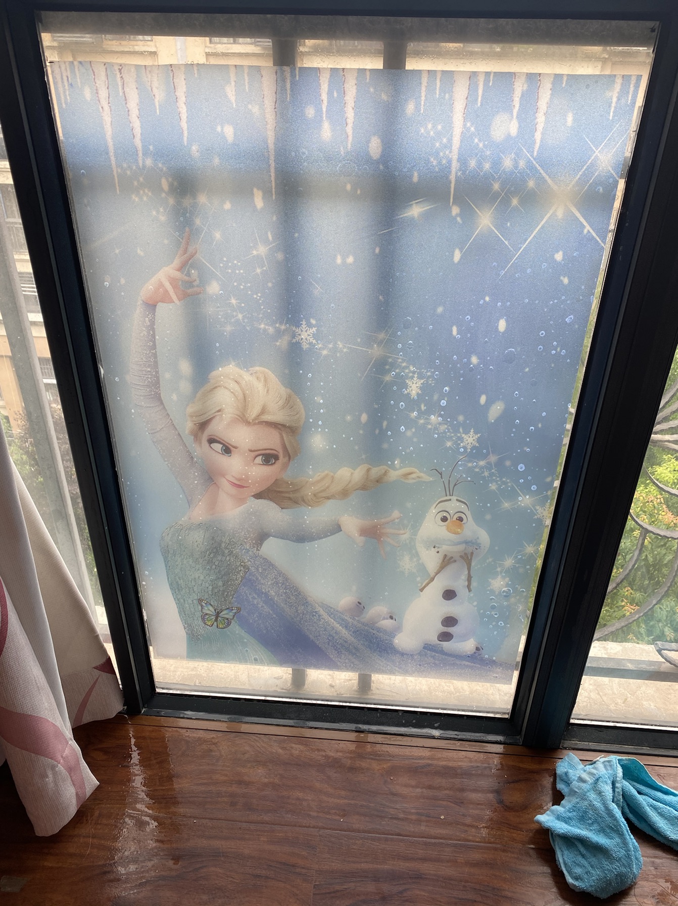 Disney Frozen Elsa and Olaf window decal with snowflakes and icicles
